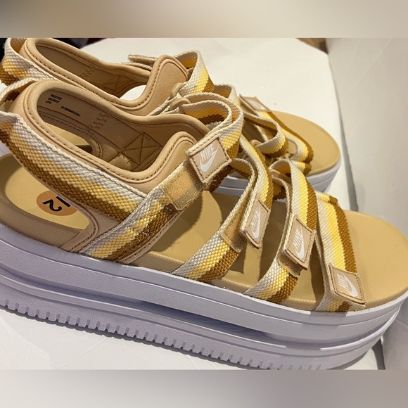 Nike Women’s Icon Classic Platform Sandals Sesame White Shoes Sz 12 Trendy Strap - Picture 7 of 9